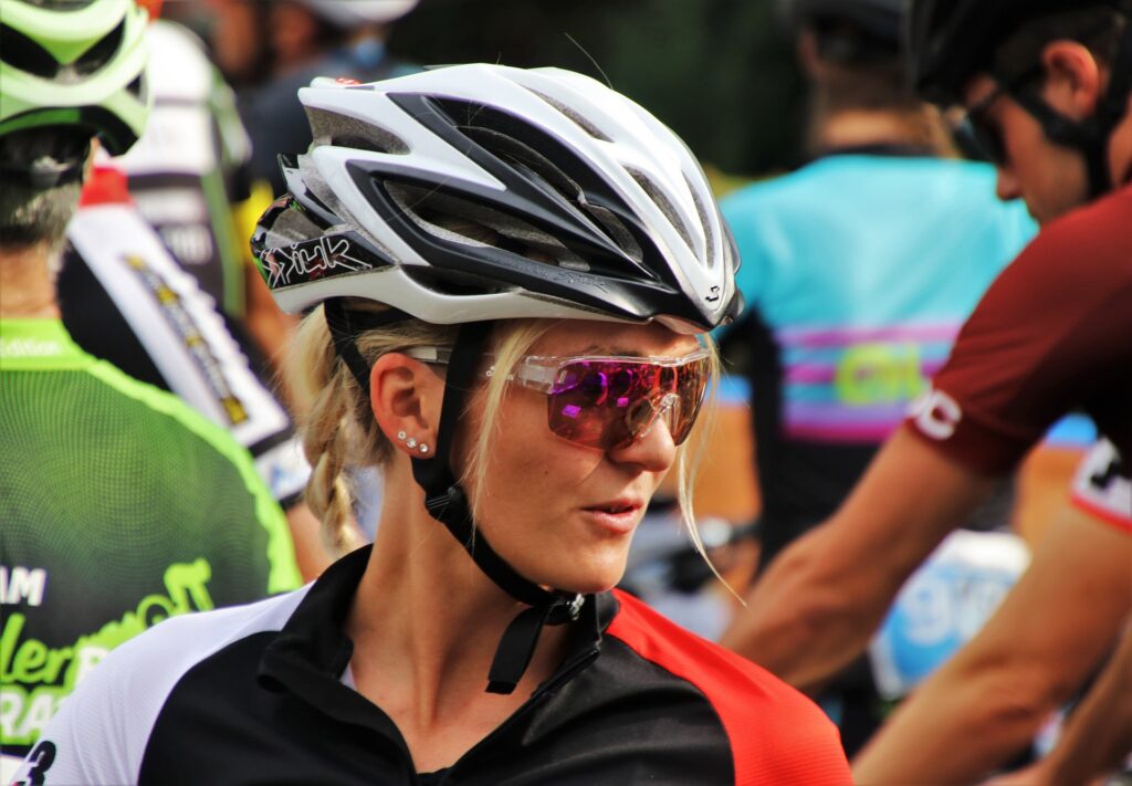 Photo d'une femme avec des lunettes de vélo à verres rose