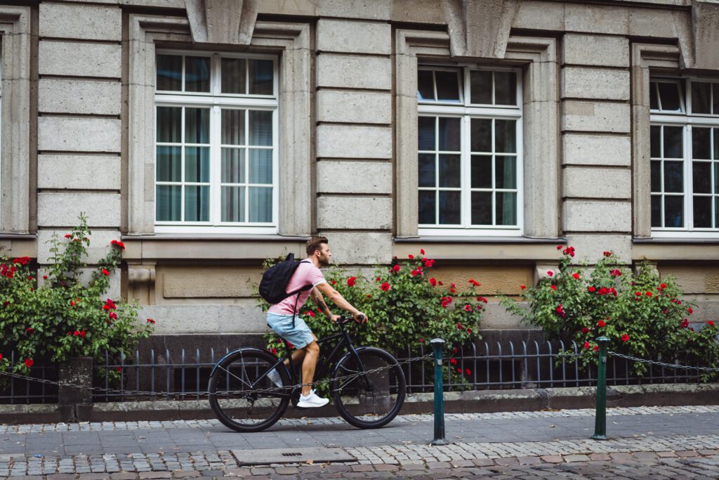 Cycliste qui fait du vélo dans Paris