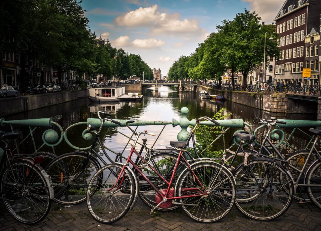 Vélo sur un quai à Amsterdam