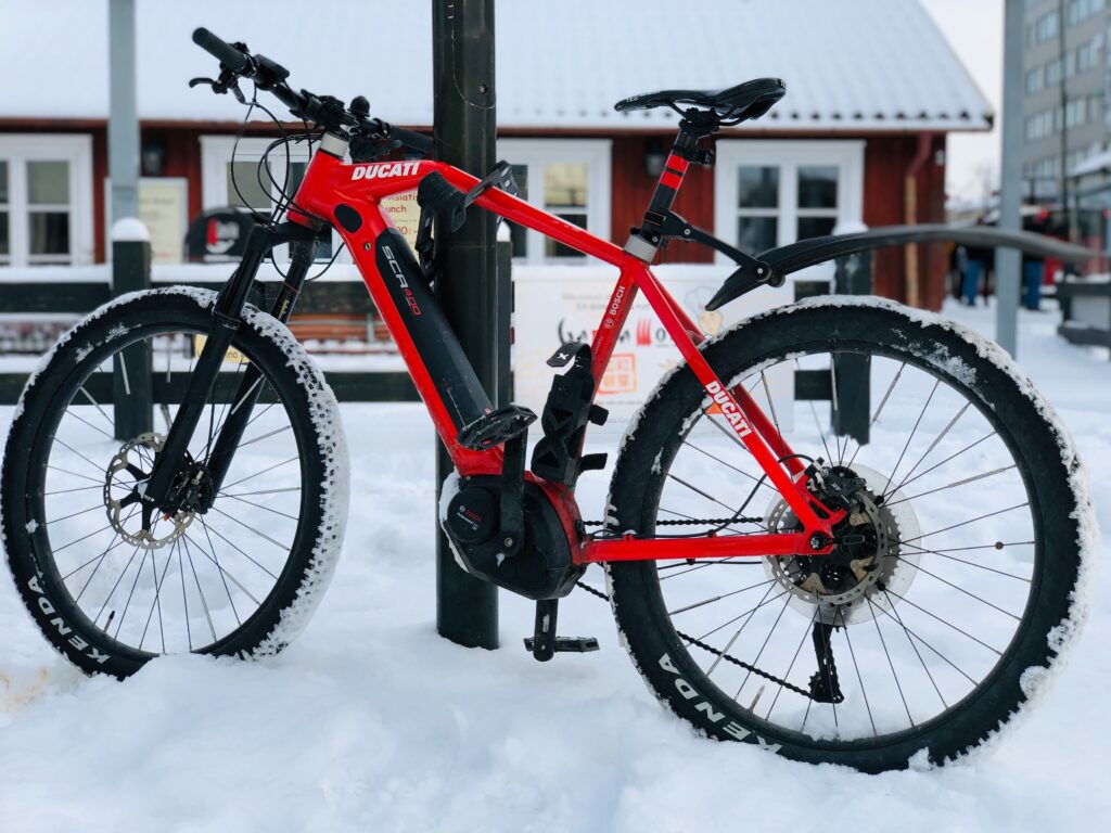 Vélo rouge dans la neige