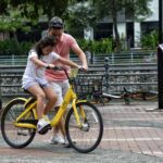 Père apprendre vélo à son enfant