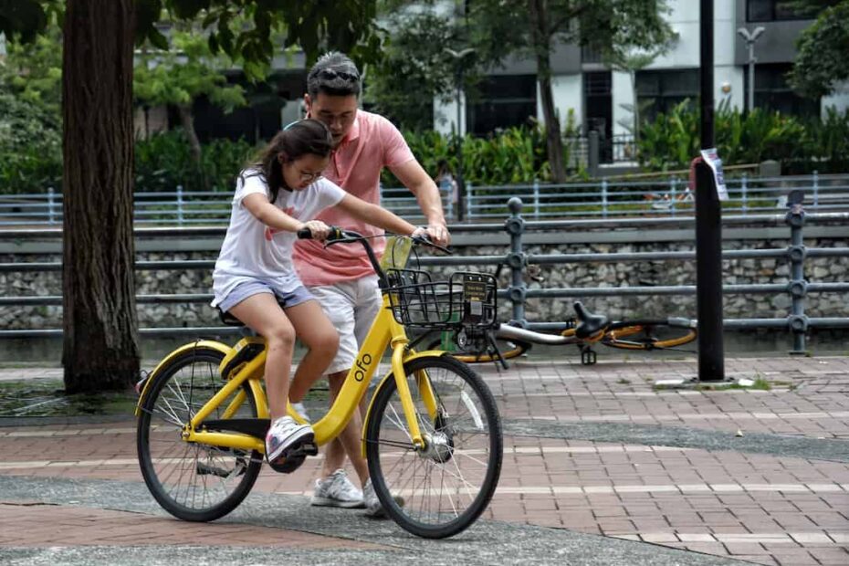 Père apprendre vélo à son enfant