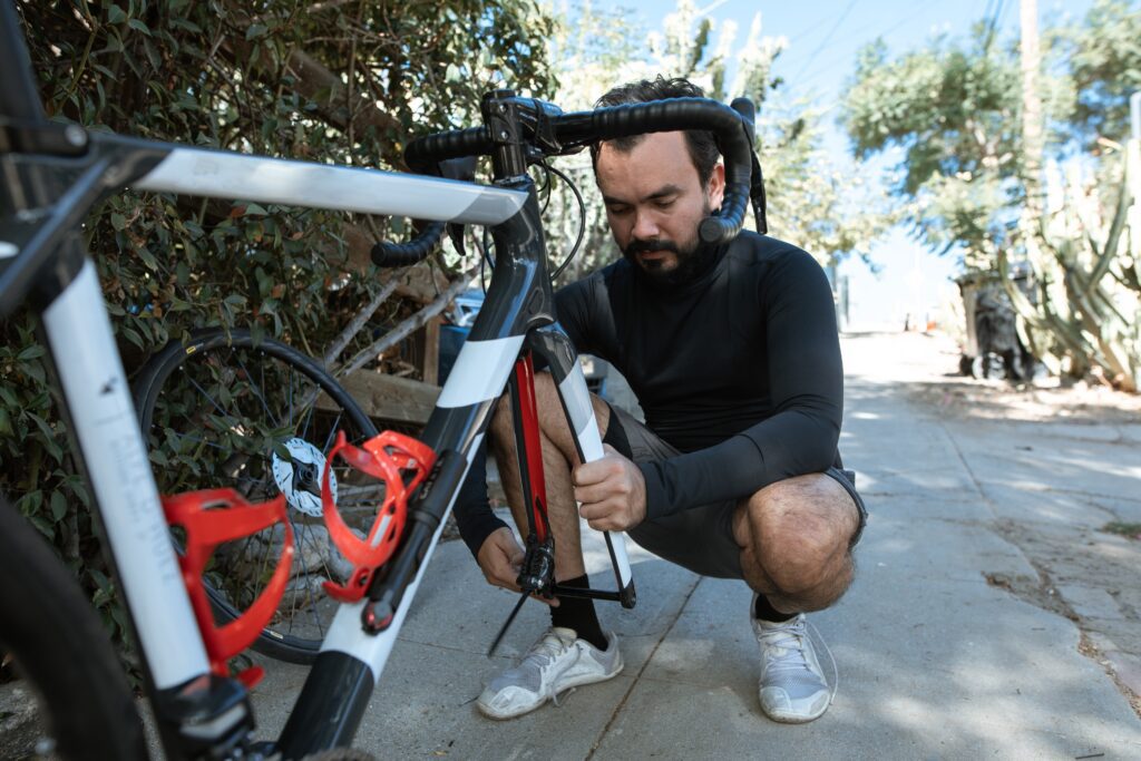 Homme qui répare son vélo 