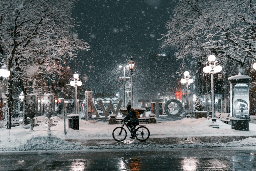 Personne qui fait du vélo sous la neige