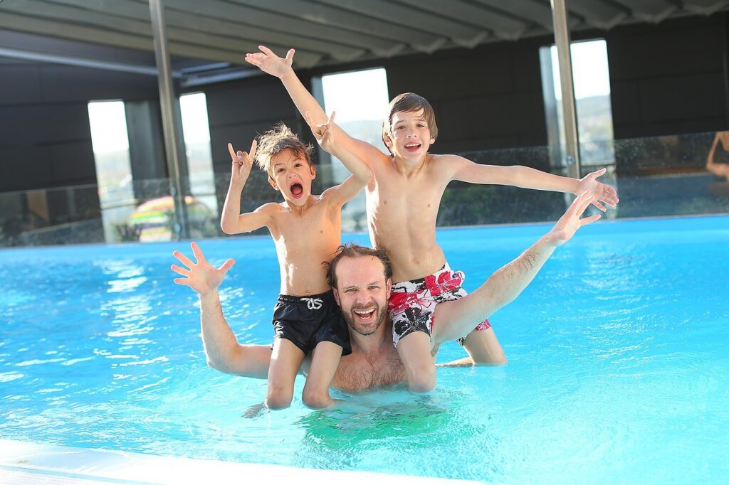 Famille à la piscine après une séance d'aquabike