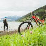 cycliste et vélo au bord de l'eau