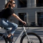Femme sur un vélo en ville