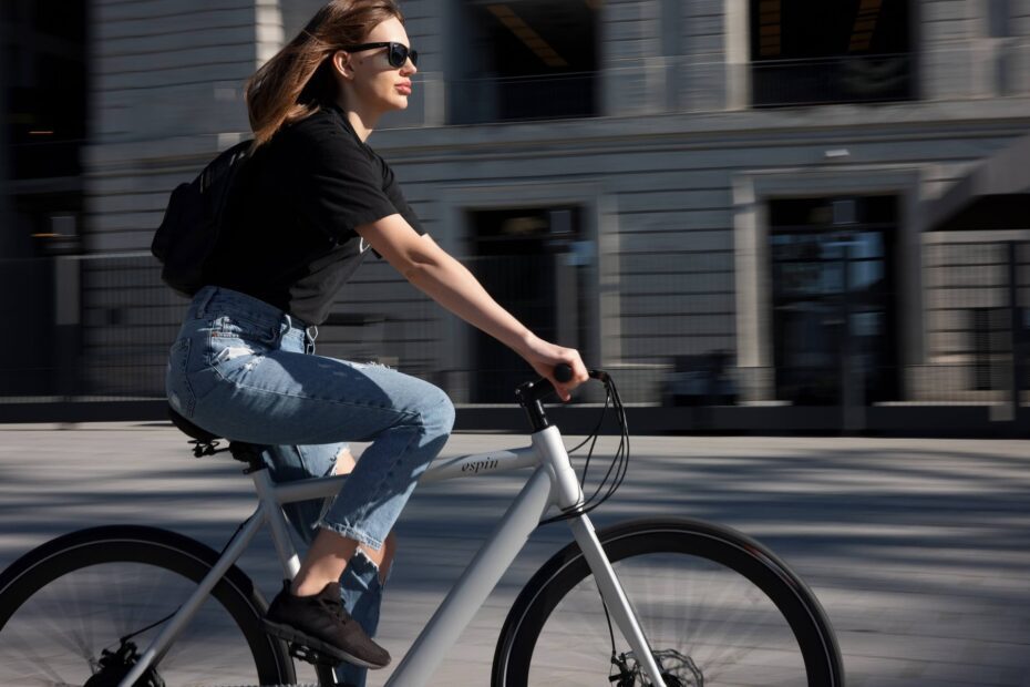 Femme sur un vélo en ville