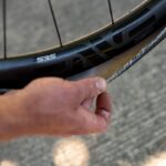 Comment réparer un pneu tubeless pour vélo ?